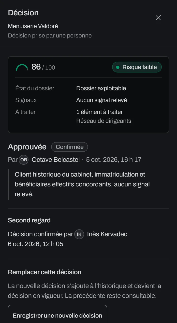 Le panneau «&nbsp;Décision&nbsp;» d’une fiche&nbsp;: la mention «&nbsp;Décision prise par une personne&nbsp;», la décision, son auteur, sa date et son motif, puis le second regard d’une autre personne, qui la confirme.